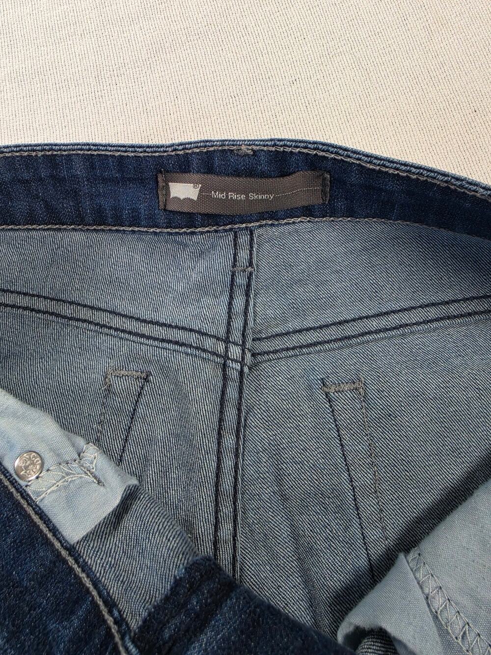 Levis Womens Size 10 Mid Rise Skinny Blue Jeans W30